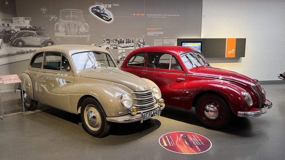 Gemeinsamen Wurzeln – DKW Meisterklasse (links) aus der BRD und IFA-DKW F9 (rechts) aus der DDR (wurde dort zum Wartburg).