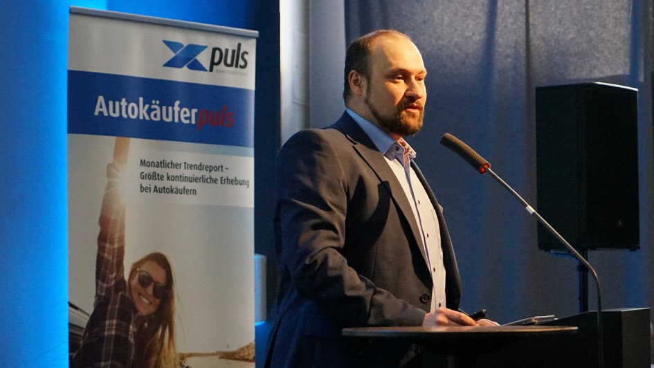 Sebastian Stegmüller, Leiter Forschungsbereich Mobilitäts- und Innovationssysteme, Fraunhofer IAO eröffnet die Reihe der Vorträge mit dem Thema „Automobilität 2040 – Ein Blick in die Zukunft“