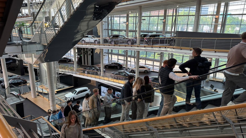 Mercedes Benz Salzufer Berlin Showroom Rolltreppe