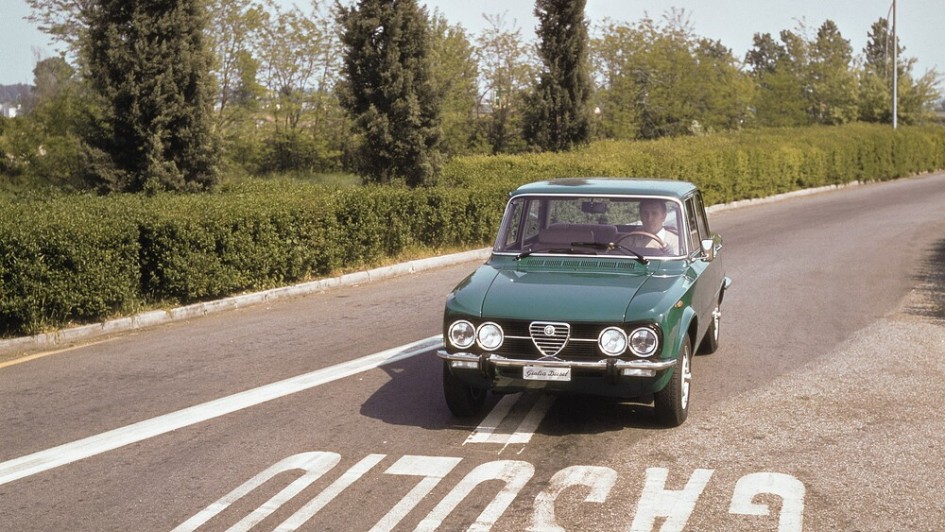 Lahm und laut – Die Alfa Romeo Giulia fand mit müdem 52-PS-Diesel ab 1976 fast nur bei Behörden Abnehmer.