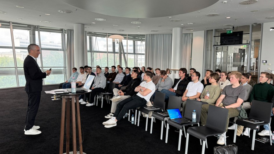 Mercedes Benz Salzufer Berlin Showroom Rolltreppe