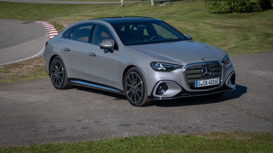 Neue Mercedes C-Klasse elektrisch von vorn fotografiert, C 400 4Matic in Lavendelsilber 