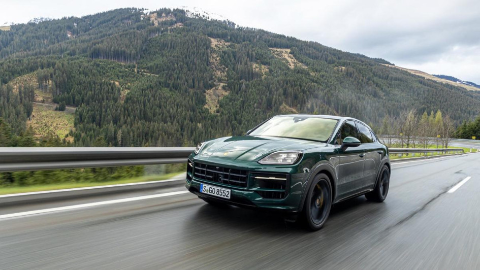 Porsche Cayenne S Coupé fahrend schraeg von vorn in Sonderlackierung racinggreen