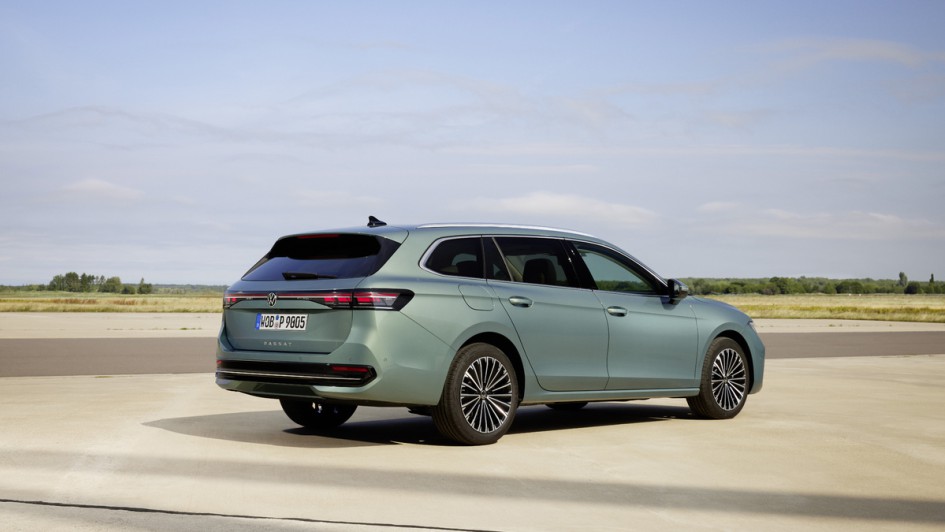 hellgrün lackierter VW Passat Variant Modell 2024 steht auf dem Flugfeld in Braunschweig 
