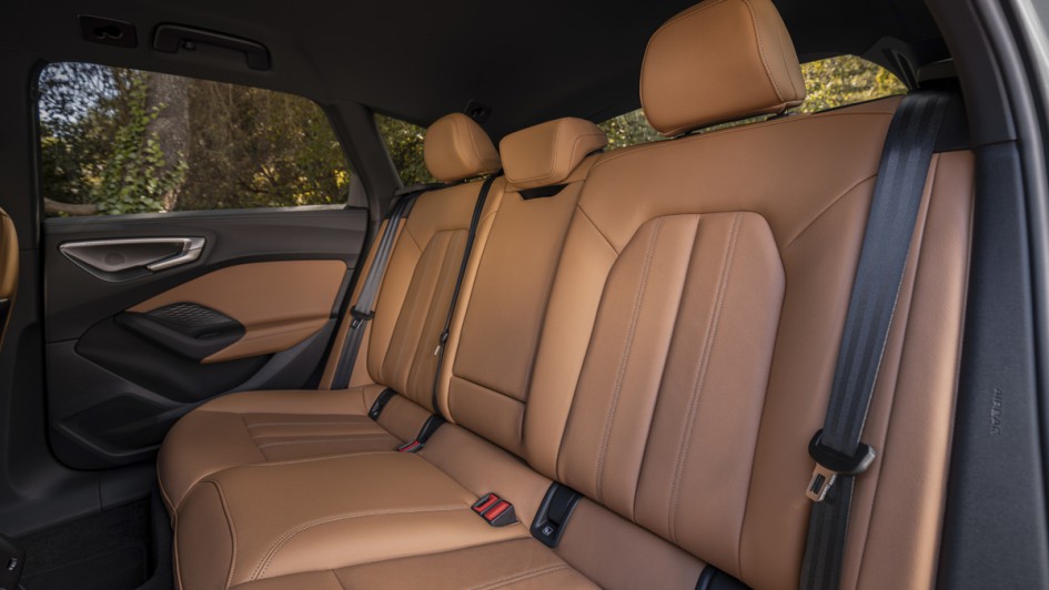 Rücksitzbank des Audi A5 Avant mit braunem Leder bezogen