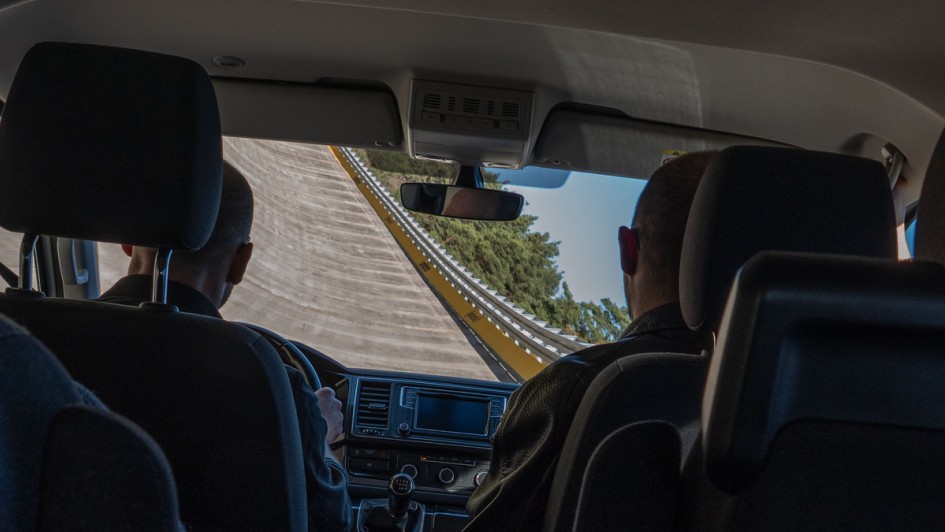 Fahrt in einem VW-Bus auf dem Hochgeschwindigkeitsoval von Continental