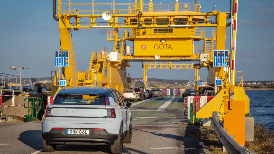 Volvo EX30 im Hafen vor Kran stehend