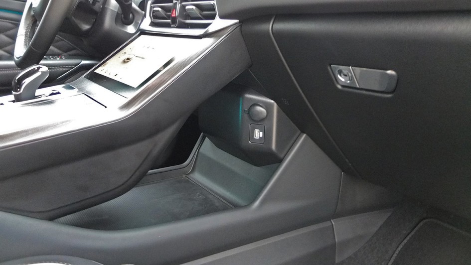 Ablage unter der Mittelkonsole im Wey 03