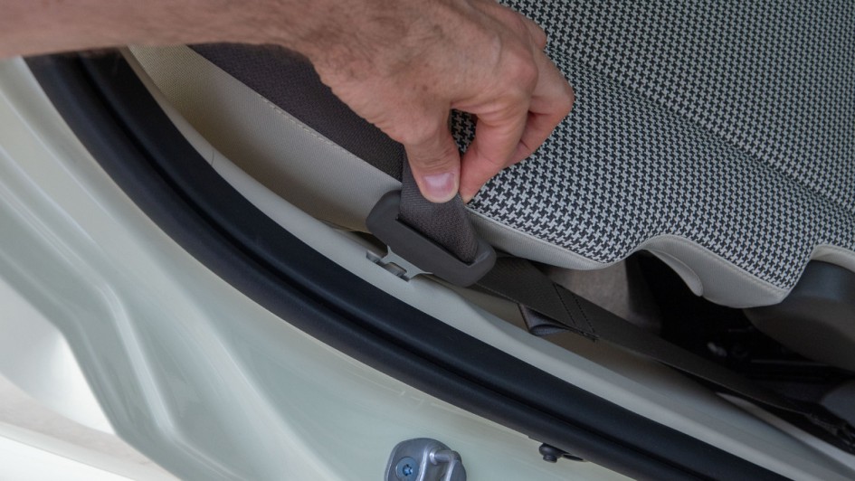 Gurthalterung im Hyundai Inster Rückbank.