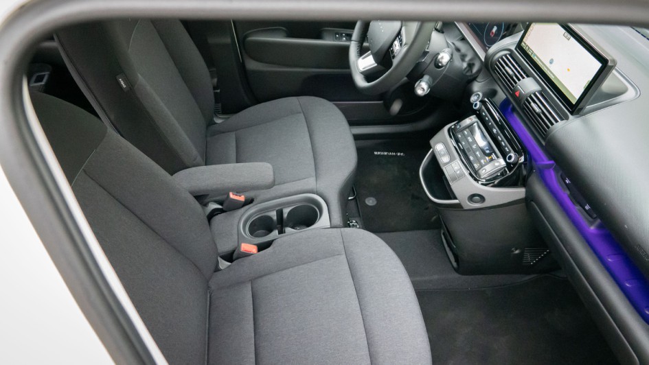 Vordere, durchgehende Sitzbank im Hyundai Inster