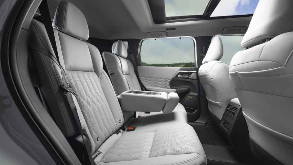 Rücksitze im Outlander mit weißem Leder bezogen