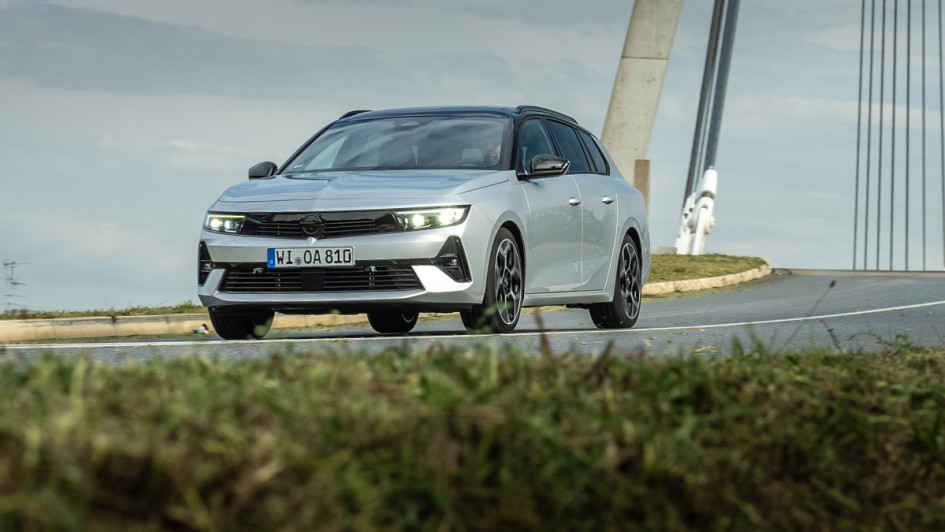 Opel Astra Sports Tourer mit 48-Volt-Hybrid fahrend über eine Brücke von vorn aufgenommen