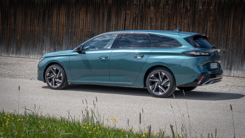 Peugeot 308 SW 1.5d schraeg von hinten fotografiert