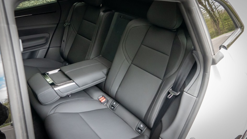 Rücksitze im Polestar 4 von außen fotografiert