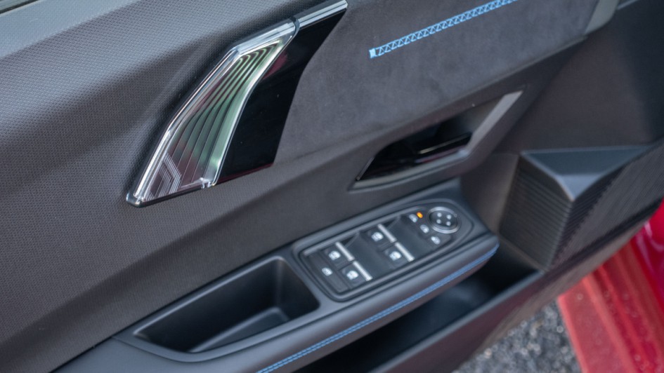 Türinnenverkleidung mit Fensterhebern und Spiegelverstellung im Renault Clio 2026