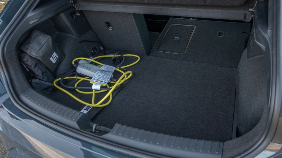 Kofferraum des Seat Leon mit 230-Volt-chuko-Ladekabel