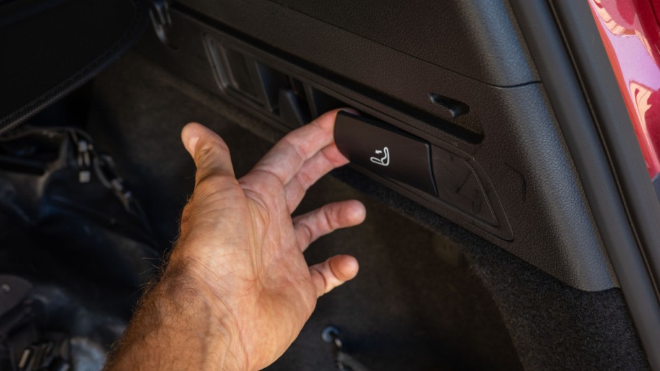 Foto von Hand, die gerade den Hebel für den Umklappmechanismus der Rückenlehne im Smart #5 bedient