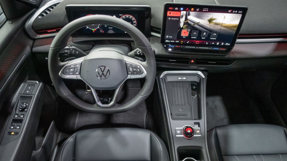 Foto vom Armaturenbrett, aufgenommen durch das geöffnete Schiebedach