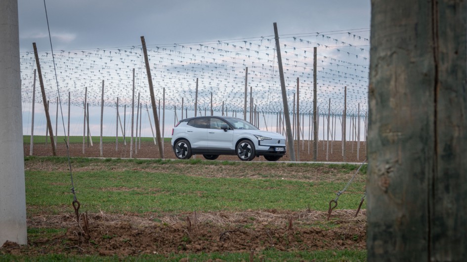 Volvo EX30 auf der Rückfahrt von Kelheim nach Ingolstadt durch die Holledau