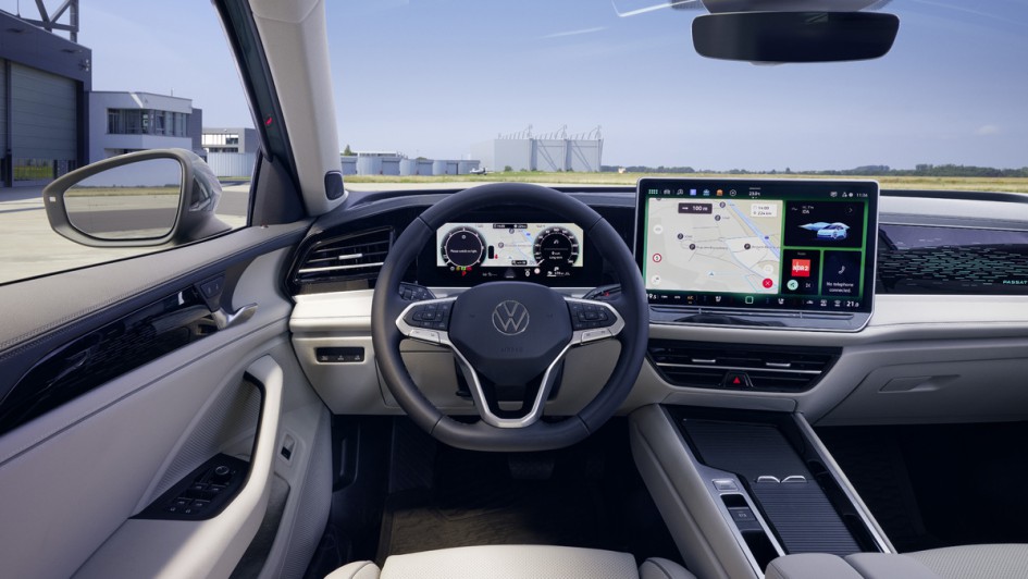Fahrerblick aufs Armaturenbrett und Kombiinstrument des neuen VW Passat B9 mit heller Innenausstattung