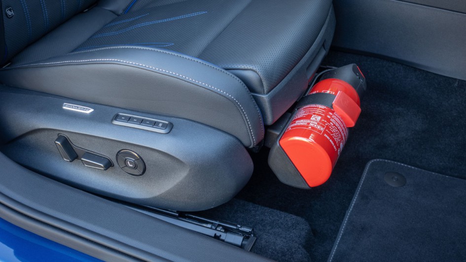 Blauer Passat Variant 2.0 TDI 4Motion Foto vom Feuerlöscher unter dem Beifahrersitz