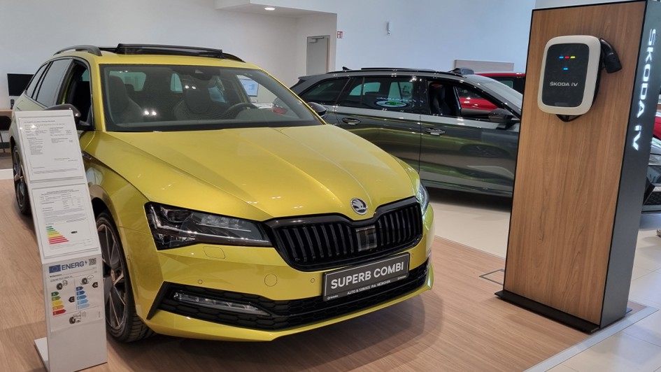 Neueröffnung Skoda Autohaus_gelbes Auto