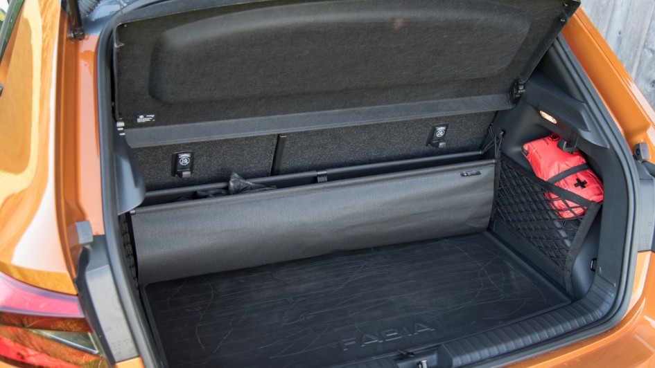 Skoda Fabia 2023 mit geöffnetem Kofferraum und Gepäcknetz