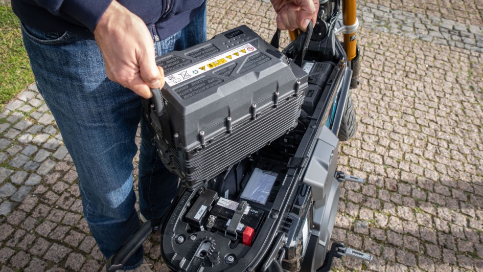 BMW CE 02 herausnehmbarer Akku unter der Sitzbank