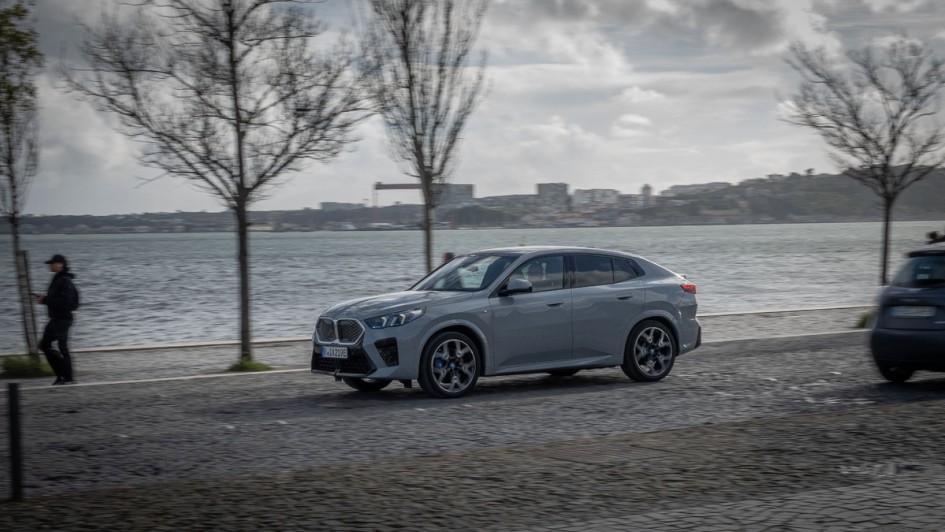 BMW iX2 xDrive30 fahrend von der Seite aufgenommen in Lissabon