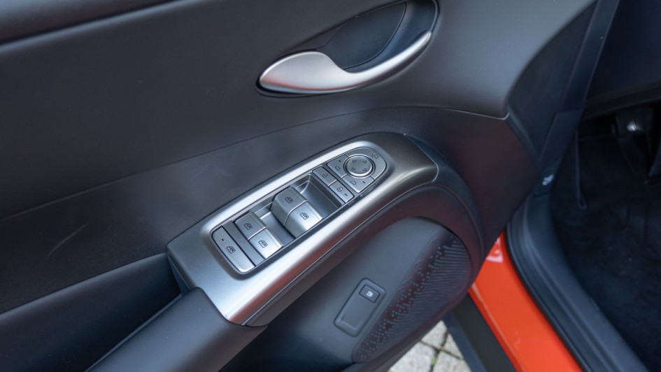 Fensterheber und Armauflage in der linken Türverkleidung des BYD Dolphin G