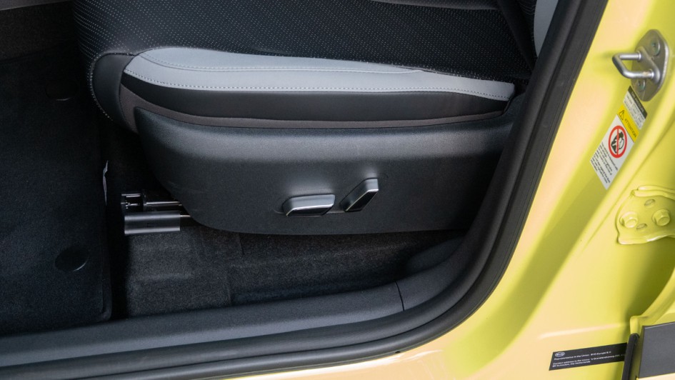 Bedienelemente am Vordersitz für die elektrische Sitzverstellung im BYD Dolphin Surf