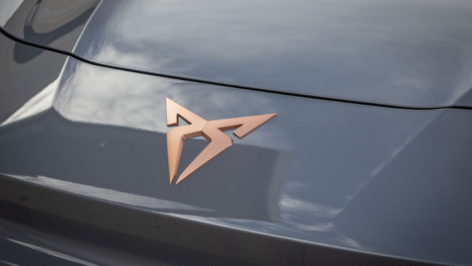 Logo auf der Motorhaube des Cupra Terramar