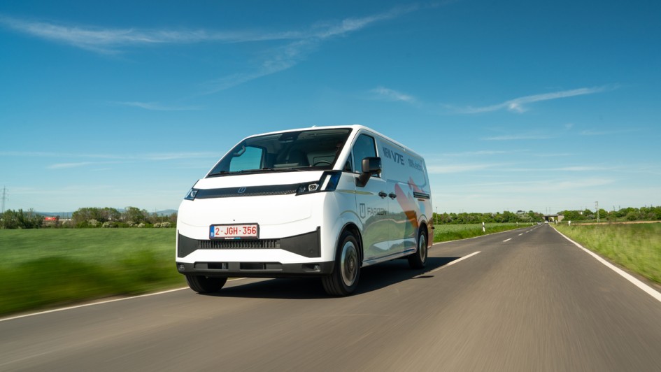 Transporter fahrend von vorn aufgenommen