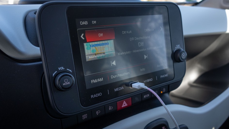 Touchscreen des Fiat Pandina 2025 im Detail fotografiert