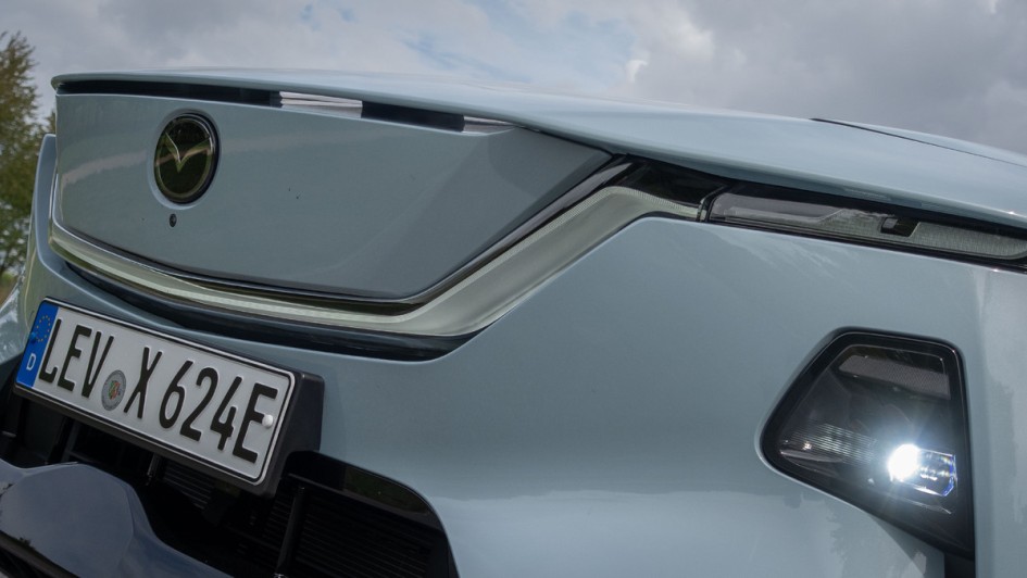 Frontmaske des Mazda CX-6e im Detail fotografiert