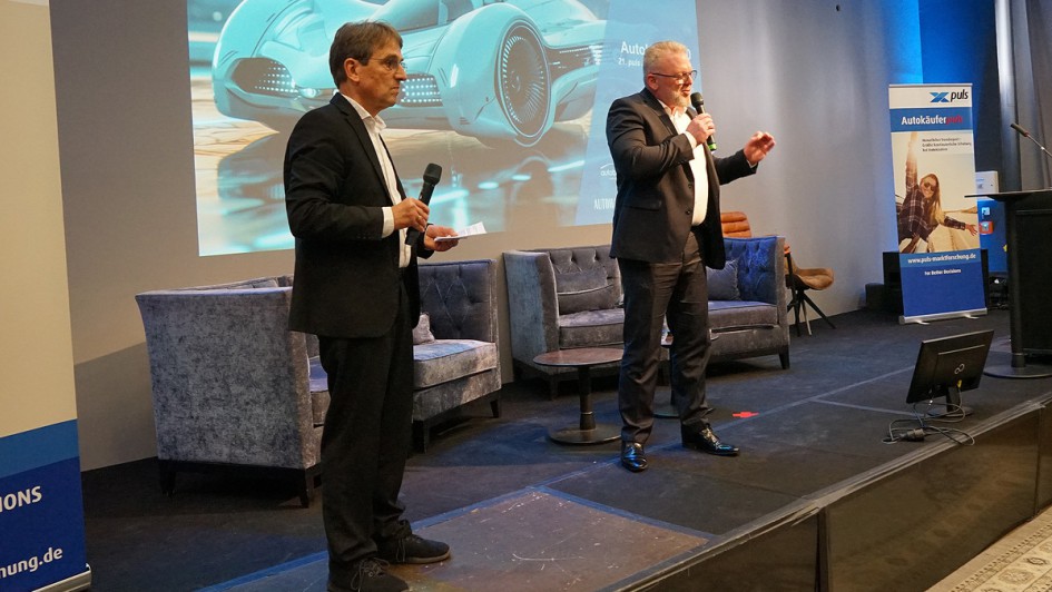 Dr. Konrad Wessner, ehemaliger Geschäftsführer puls Marktforschung im Gespräch mit Uwe Brandenburger, stellv. Vertriebsleiter Deutschland bei Auktion & Markt AG