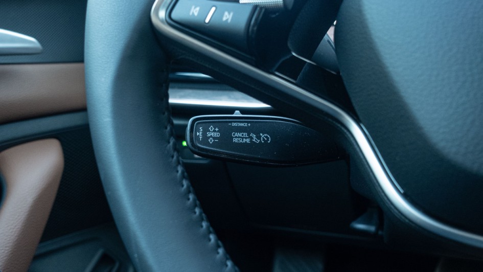 Skoda Superb Combi (2024) Foto vom Lenkstockhebel zur Bedienung des ACC-Tempomaten