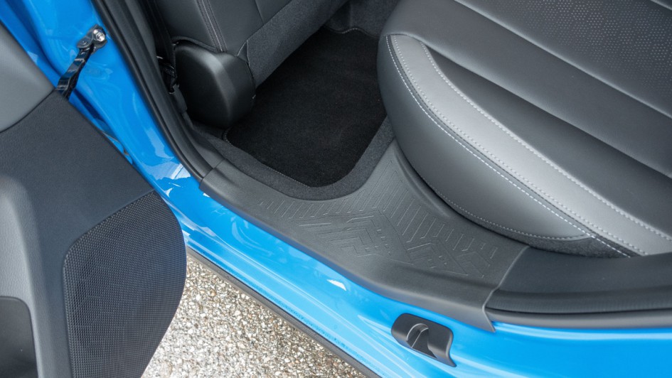 Trittschutz aus Kunststoff auf der Einstiegsleiste hinten im Subaru Crosstrek