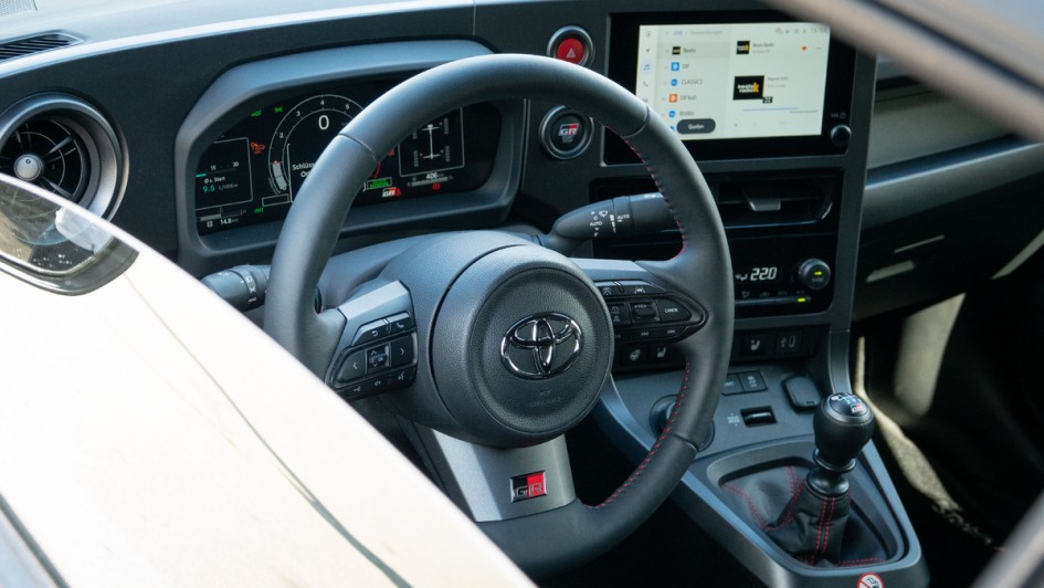 Cockpit des GR Yaris von der Fahrerseite durchs geöffnete fenster aufgenommen