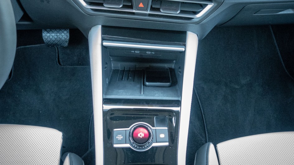 Induktivladeschale im VW Tiguan für zwei Smartphones nebeneinander