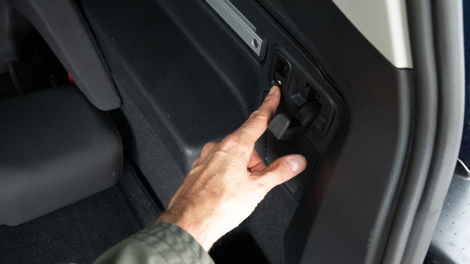 Die Anhängerkupplung beim VW Touran wird vom Kofferaum aus aktiviert.