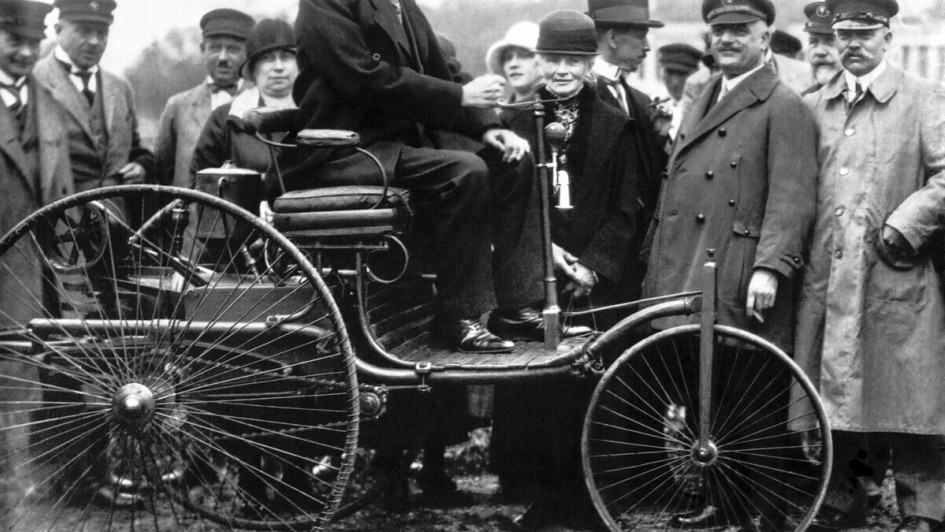 11_Pionier_Carl_Benz_erlebte_noch_den_Beginn_der_Massenmotorisierung__Quelle_Mercedes-Benz_Classic_Archive.jpg