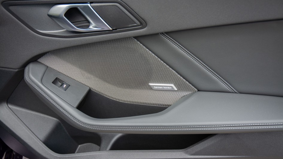 Foto der Beifahrer-Türverkleidung mit Harman-Kardon-Schriftzug auf den Mitteltönern