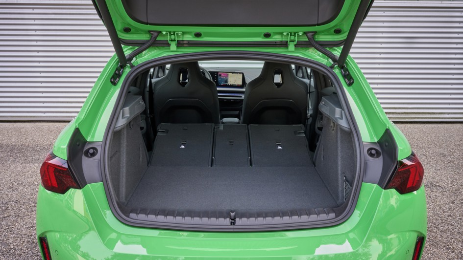 Kofferraum geöffnet und teilweise umgeklappt im BMW M135 xDrive 