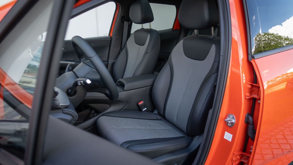Vordersitz im BYD Dolphin G durch die geöffnete Fahrertür fotografiert