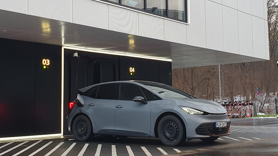 Der Cupra Born machte bislang knapp 15.000 Kilometer und kam auch mal an HPC-Ladestationen außerhalb Münchens. Hier in Nürnberg beim Audi-Ladepark.