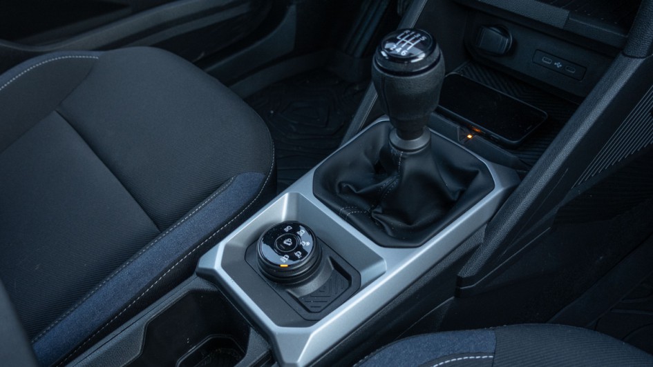 Mittelkonsole im Dacia Duster 4x4 mit Schalthebel und Fahrmodi-Drehschalter