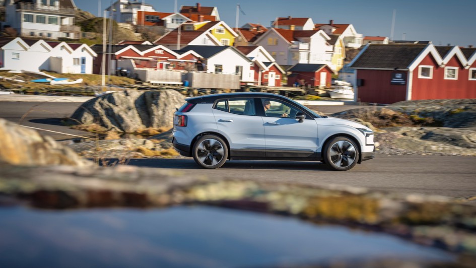 Volvo EX30 vor typischen bunten Schwedenhütten