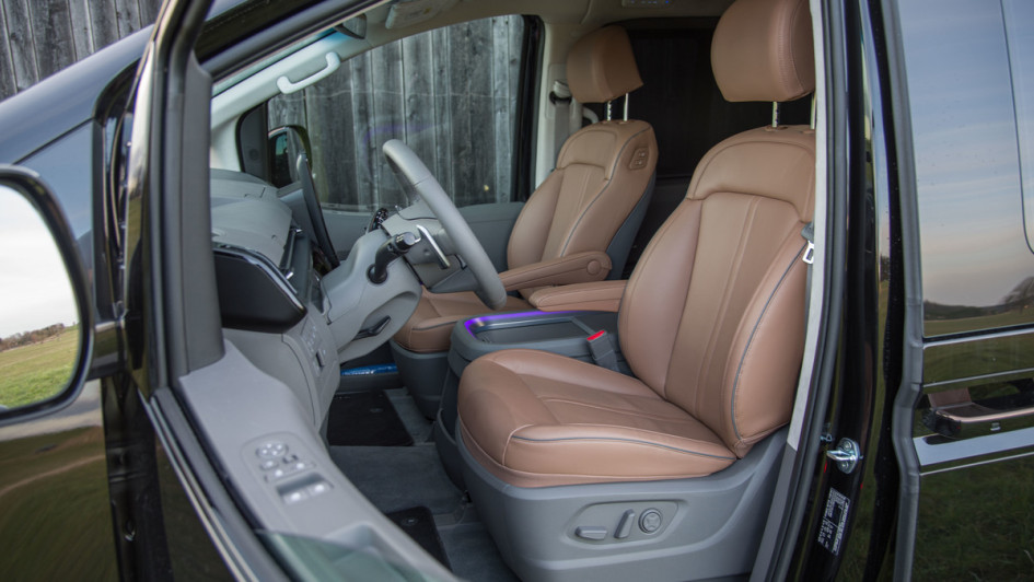 Hyundai Staria Signature AWD Vordersitze mit braunem Leder