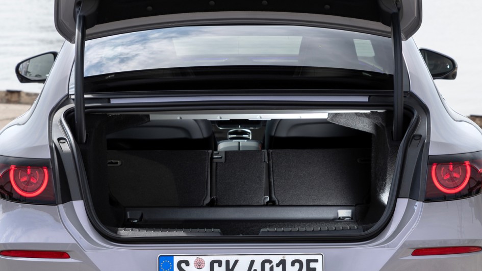 Kofferraumfoto des Mercedes C 400 4Matic elektrisch mit geöffnetem Heckdeckel